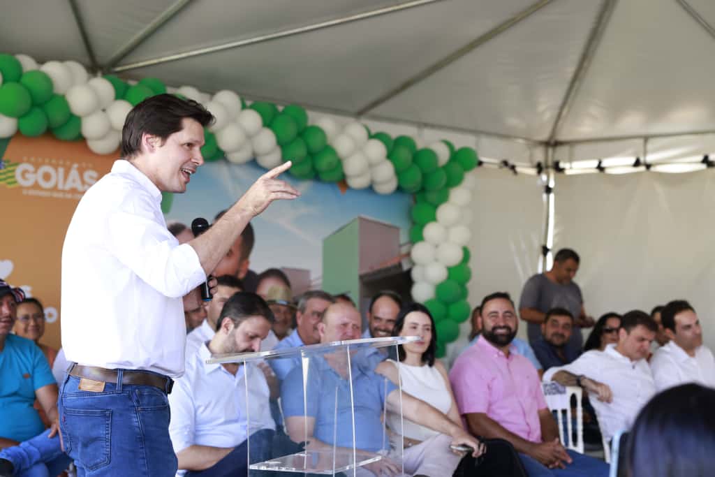 Daniel participa de evento de entrega de moradias a custo zero na região Estrada de Ferro, em Goiás. 