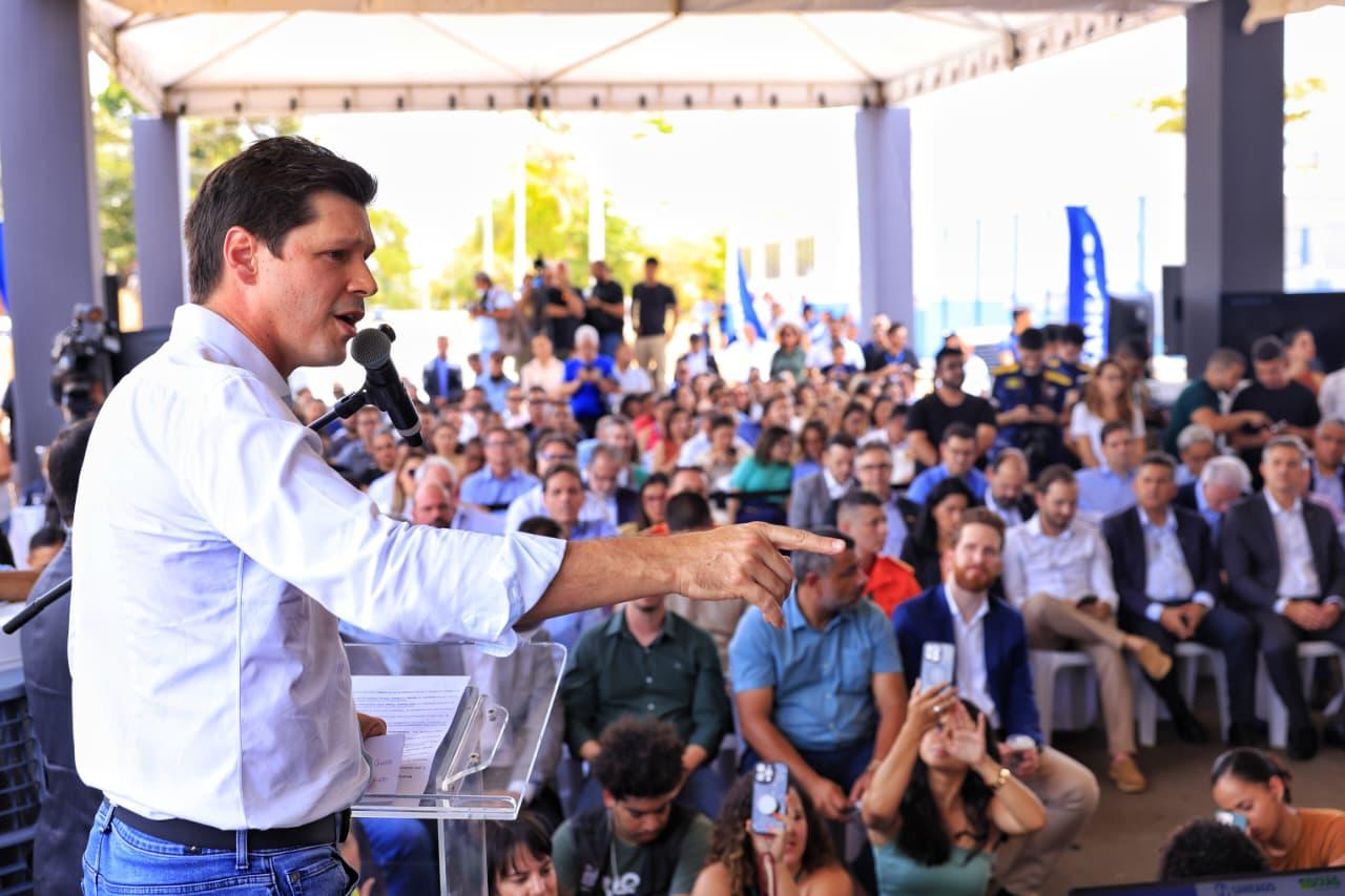 Daniel Vilela falando ao público durante inauguração da nova estação de esgoto da Saneago.