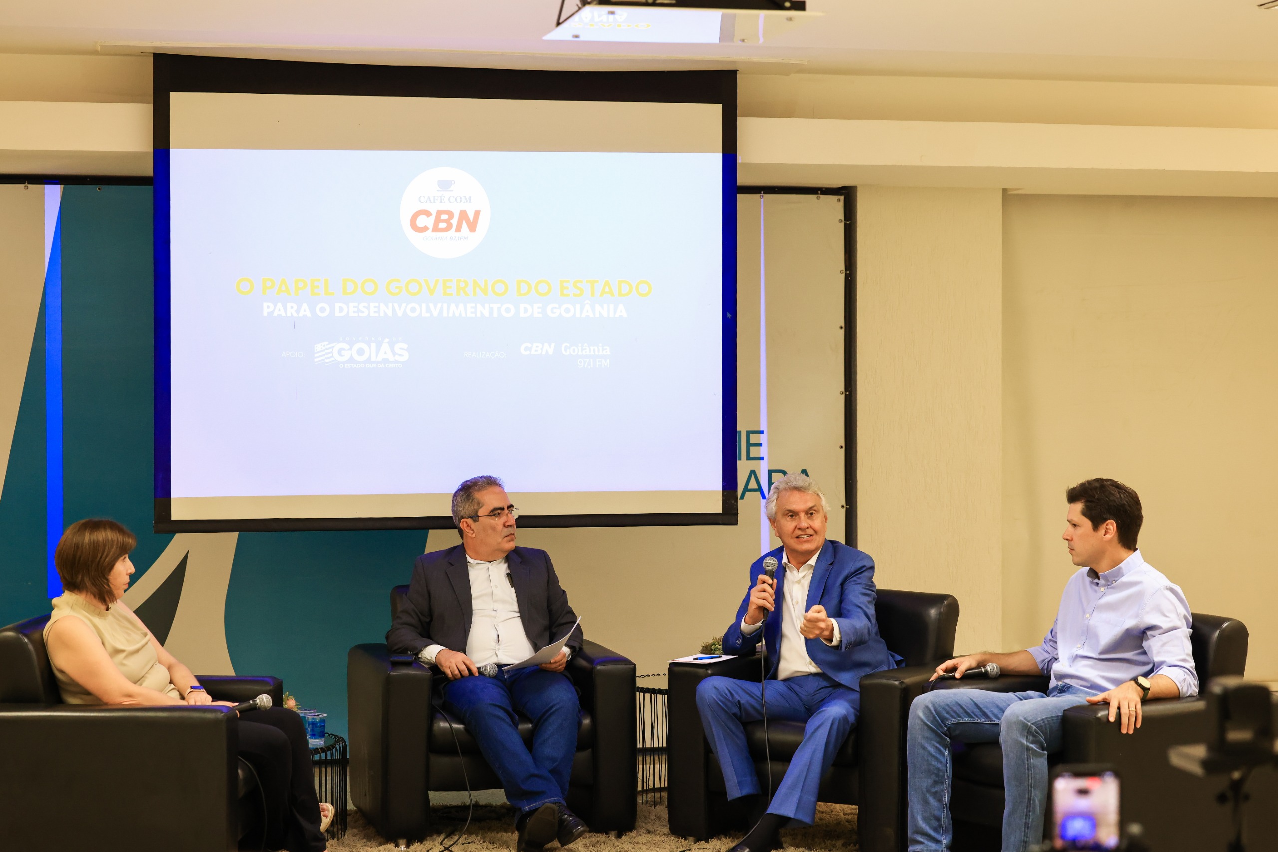 Daniel Vilela e Ronaldo Caiado sentados em uma roda de entrevista à Rádio CBN
