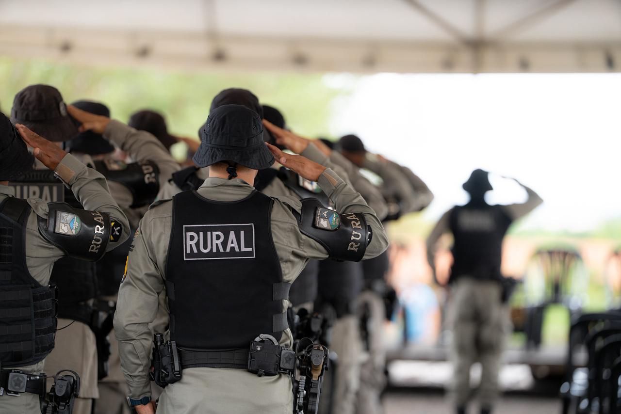 Policiais do Batalhão Rural da Polícia Militar de costas para a câmera no evento.