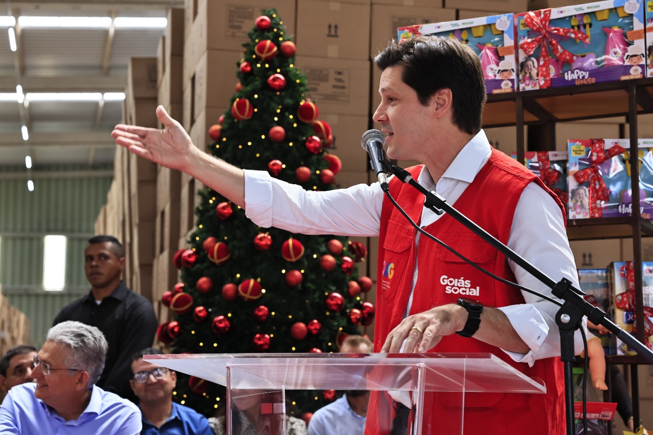 Daniel Vilela falando ao microfone, durante a entrega de brinquedos da campanha do Natal do Bem
