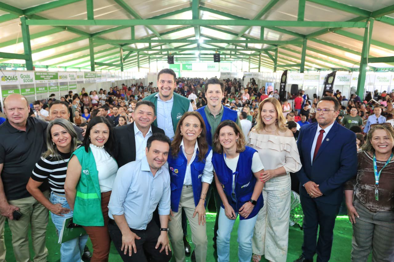 Daniel Vilela ao lado de autoridades no palco do Goiás SOcial em Planaltina
