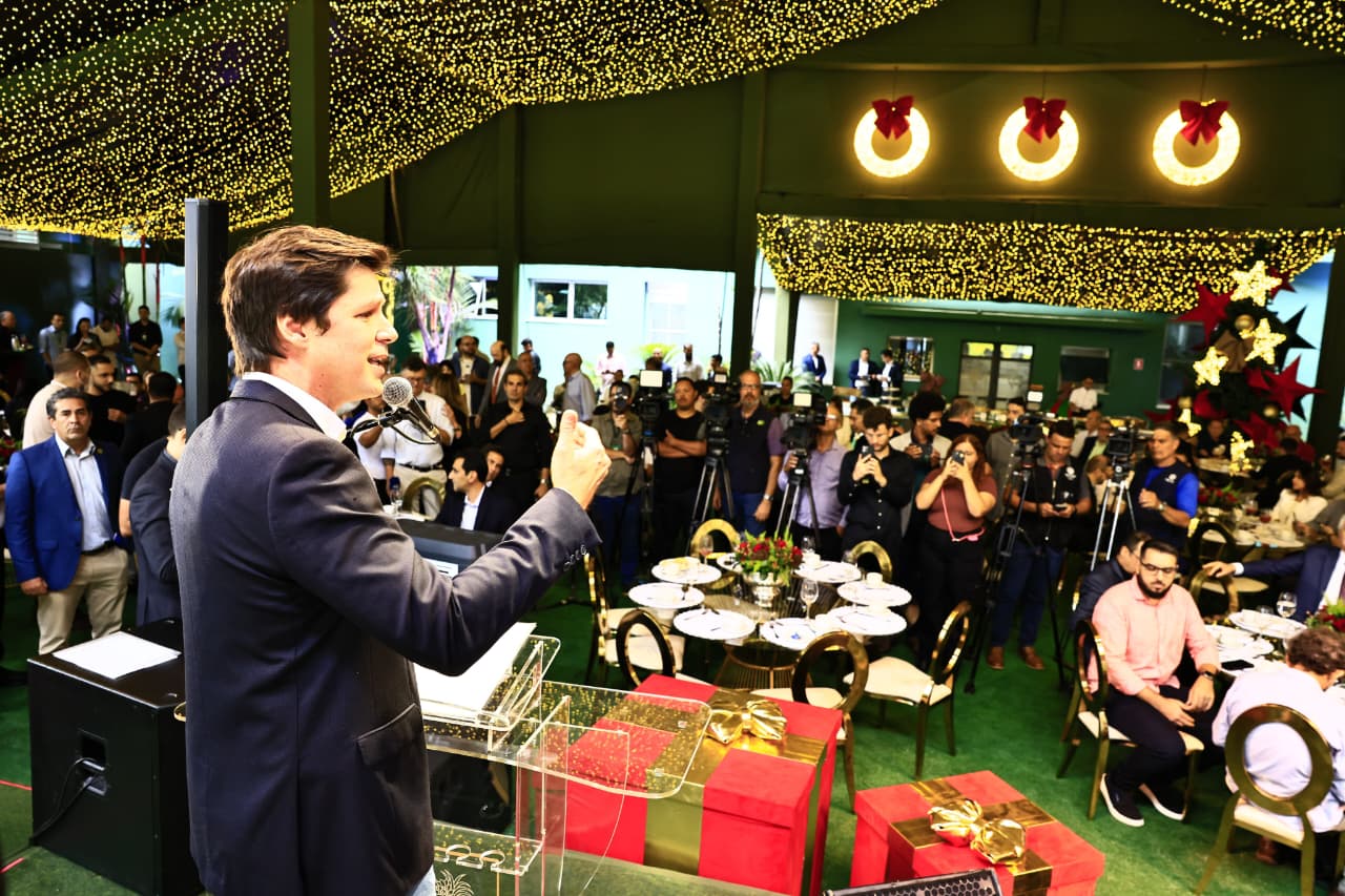 Daniel Vilela discursa no café da manhã com imprensa