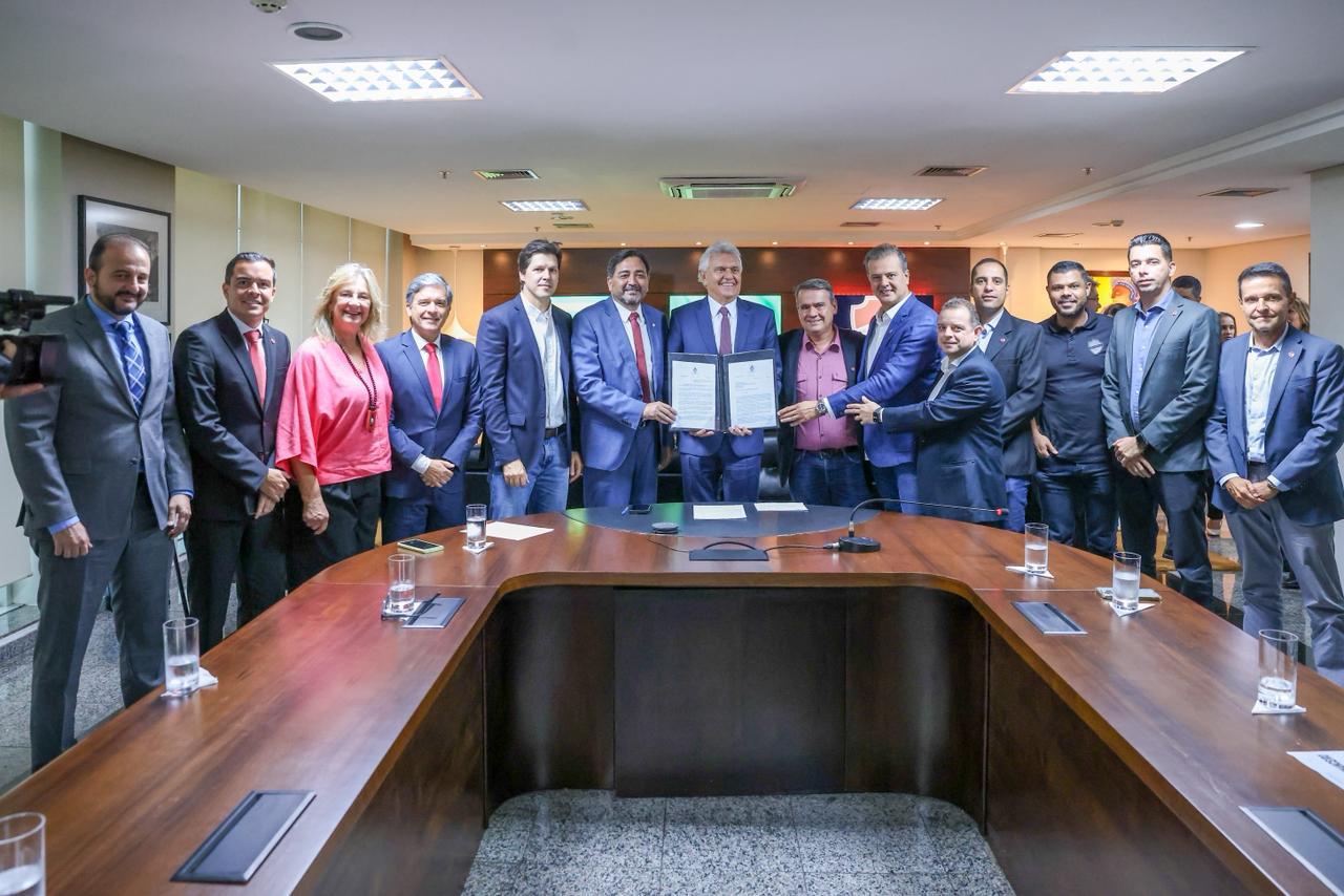 “Estamos promovendo acesso ao esporte para nossos jovens”, afirma Daniel Vilela em ato de doação de área ao Vila Nova
