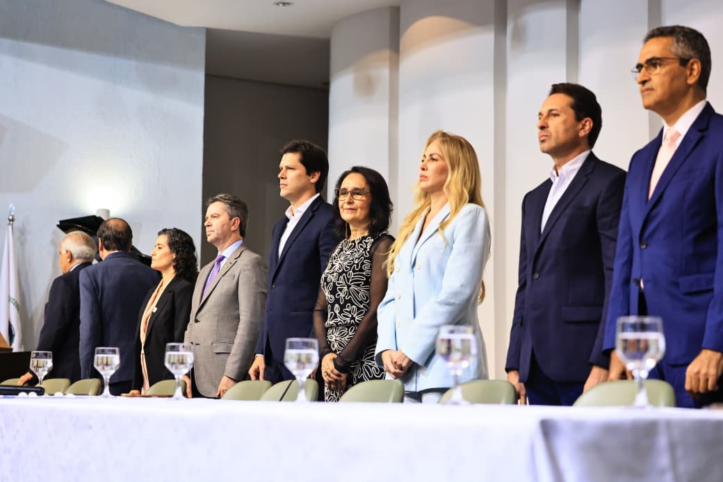 Daniel Vilela entre membros da diretoria de medicina da UFG