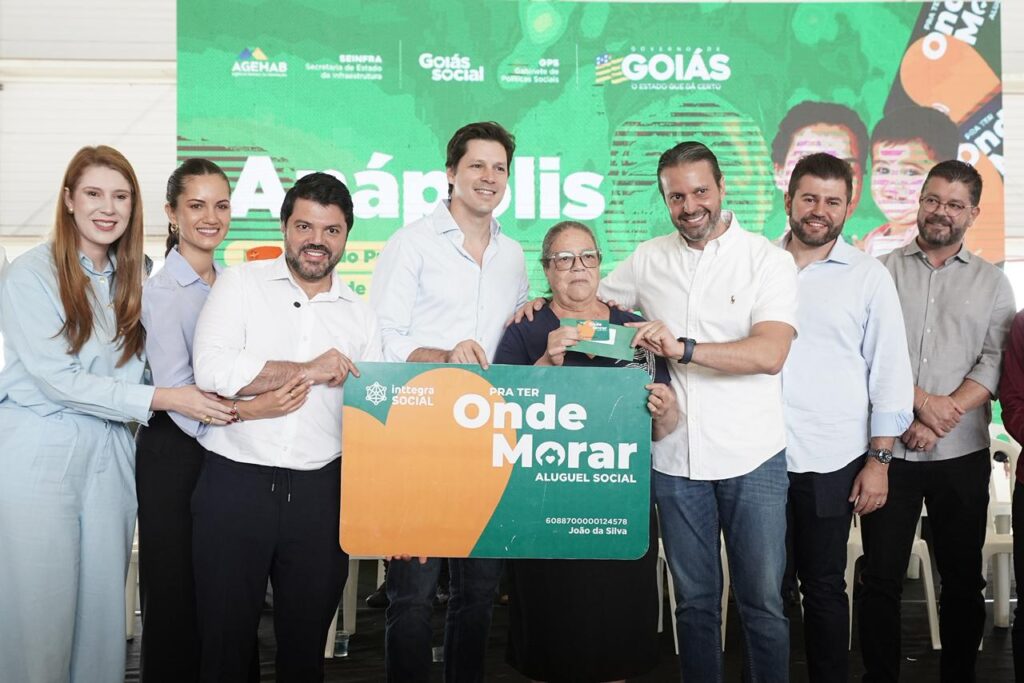Daniel entrega benefícios para famílias de Anápolis