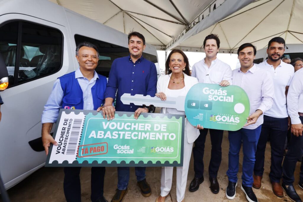 Daniel Vilela entrega vans aos municípios 