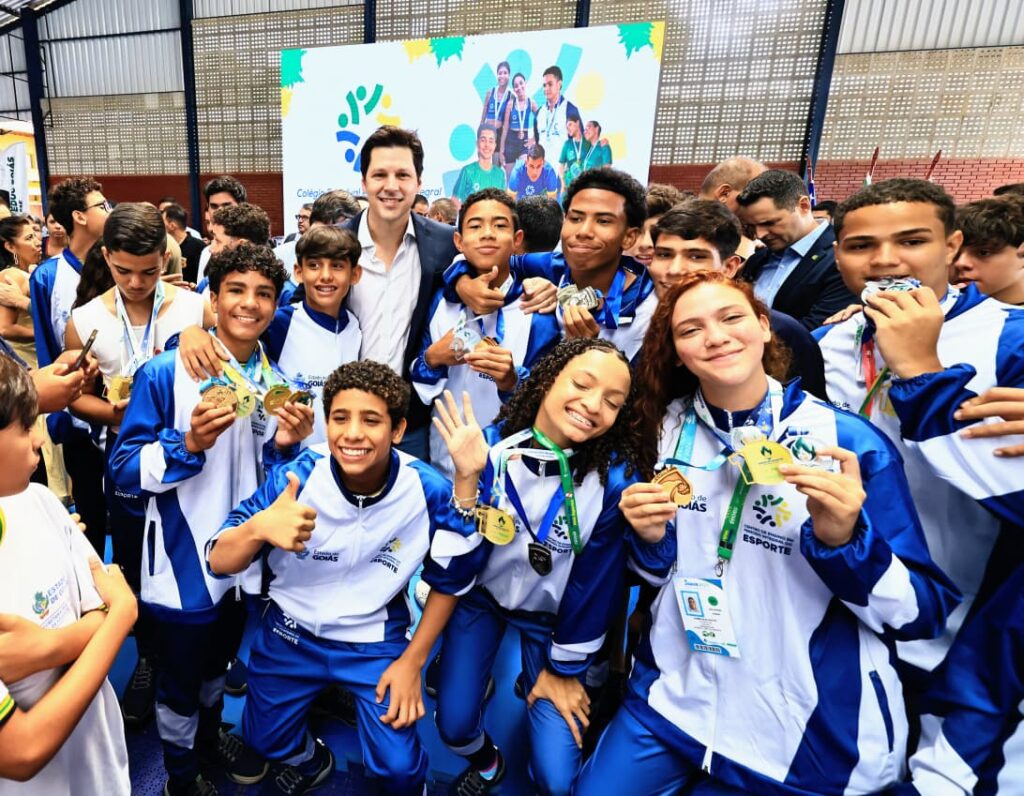 Daniel Vilela e alunos na inauguração da da Conclusão de Colégio Estadual em Período Integral do Esporte