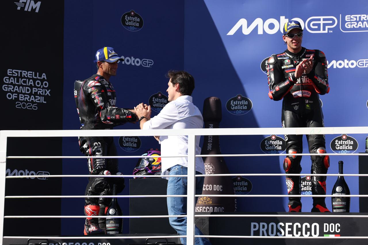 Daniel Vilela entrega troféu ao segundo colocado da MotoGP no encerramento da etapa brasileira, em Goiânia, que reuniu 148,3 mil pessoas no fim de semana. Fotos: Cristiano Borges e Hegon Correa