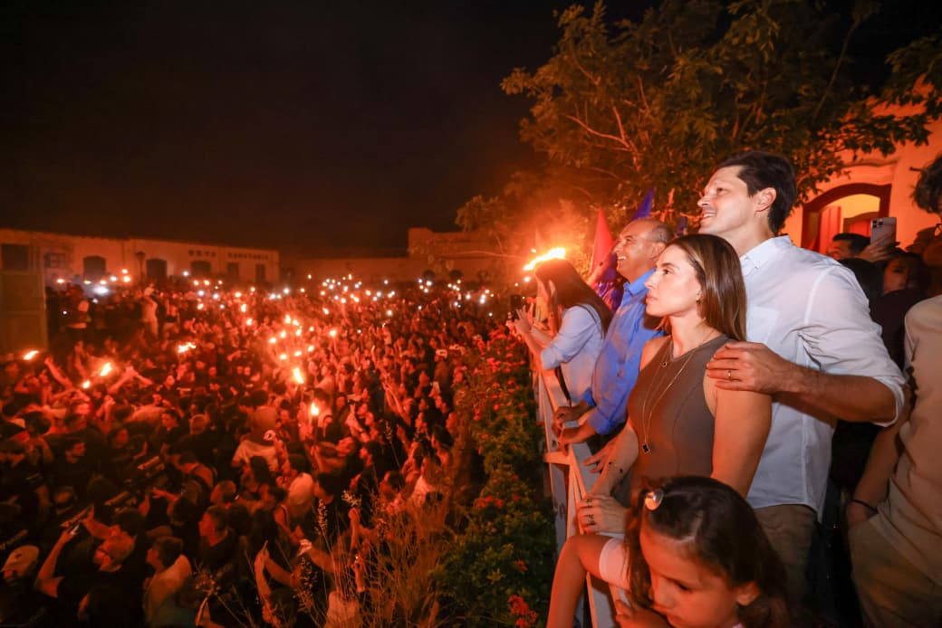 Daniel e Iara Netto Vilela acompanham a Procissão do Fogaréu na cidade de Goiás, que neste ano completa 281 anos.
Fotos: Benedito Braga, Hegon Correa e Remisson Sales.