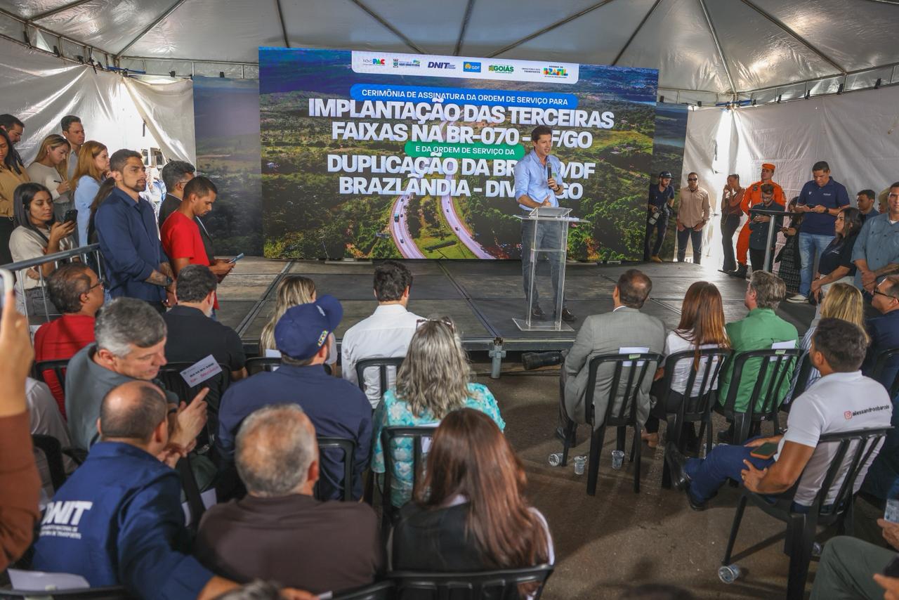 Daniel Vilela durante lançamento de obras na BR-070 e na BR-080, em Águas Lindas: investimentos reforçam a mobilidade e a integração entre Goiás e o Distrito Federal. Fotos: Hegon Corrêa