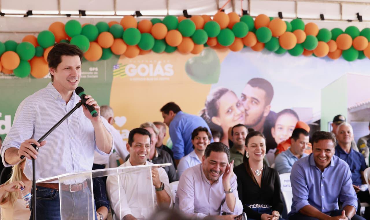 Daniel Vilela reforça direito à moradia digna durante entrega de 53 casas em Santo Antônio de Goiás