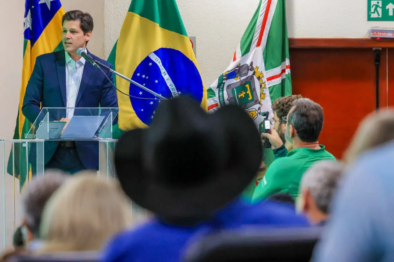 Daniel Vilela entrega 500º título do Regulariza Campo a produtores rurais