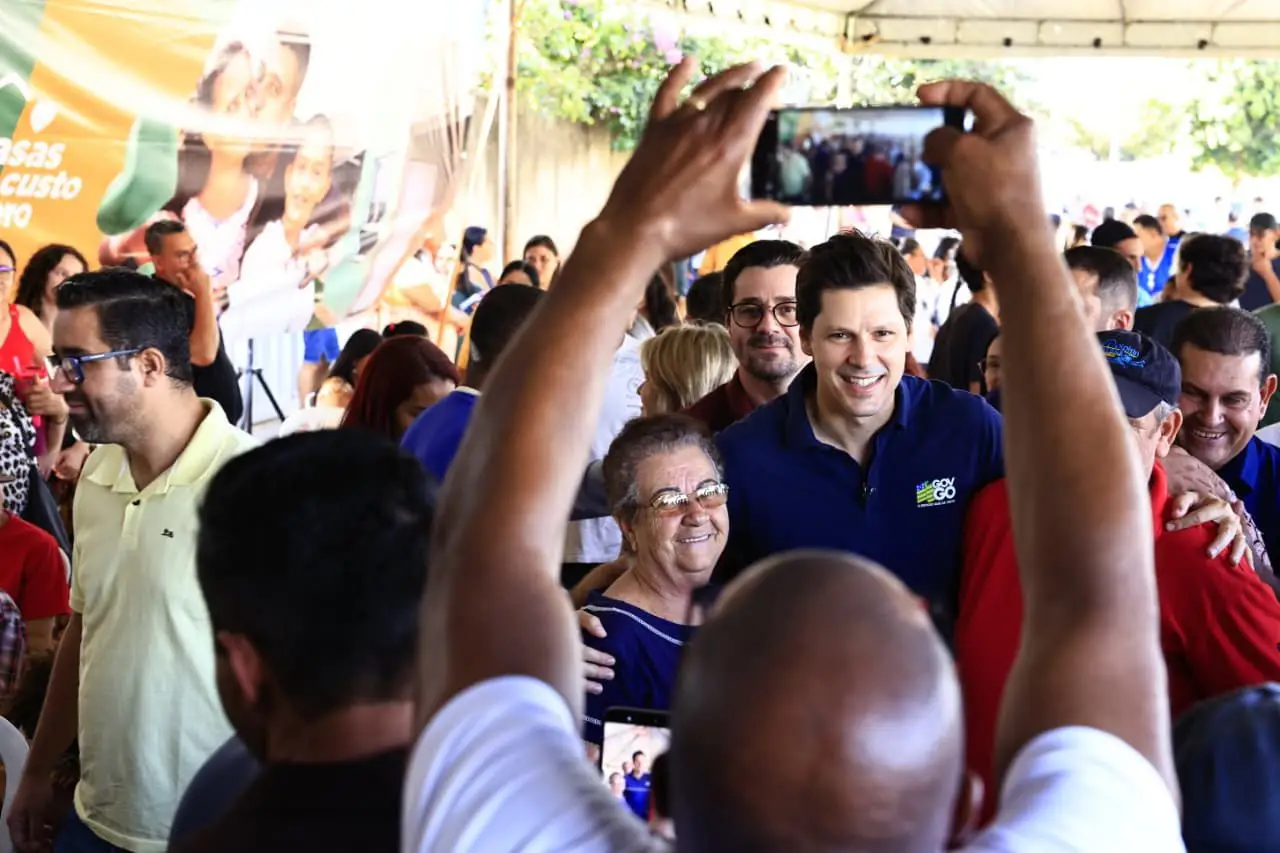 Daniel Vilela entrega as chaves de 75 casas a famílias em Três Ranchos e Ouvidor