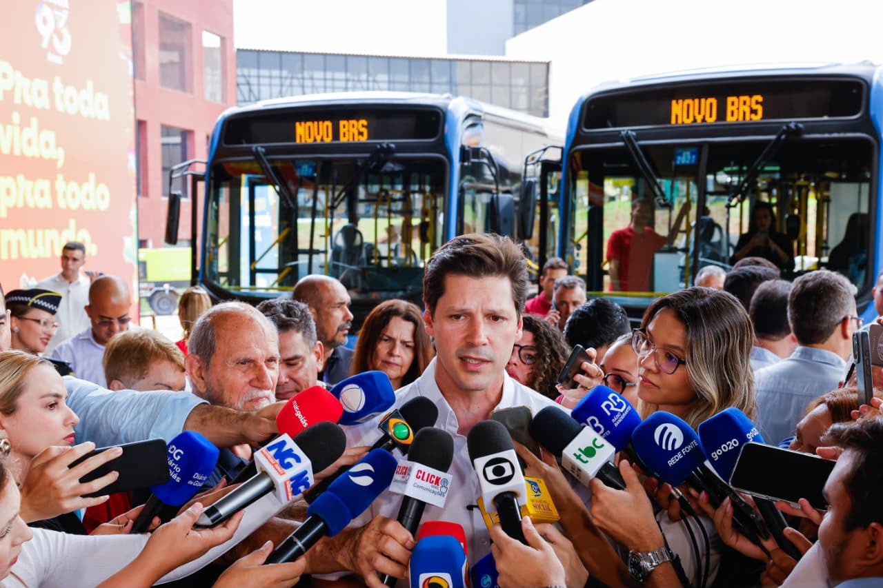 Daniel Vilela lança sistema para agilizar transporte coletivo e entrega nove ônibus